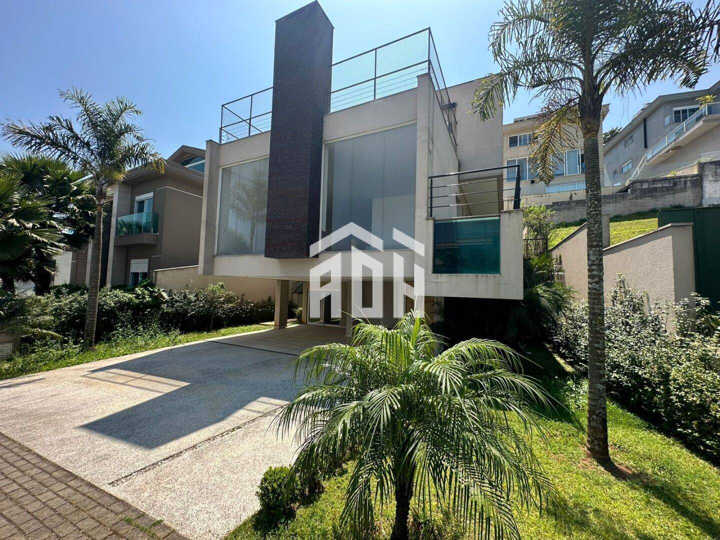 Casa à venda e aluguel com 4 quartos, 470m² - Foto 1