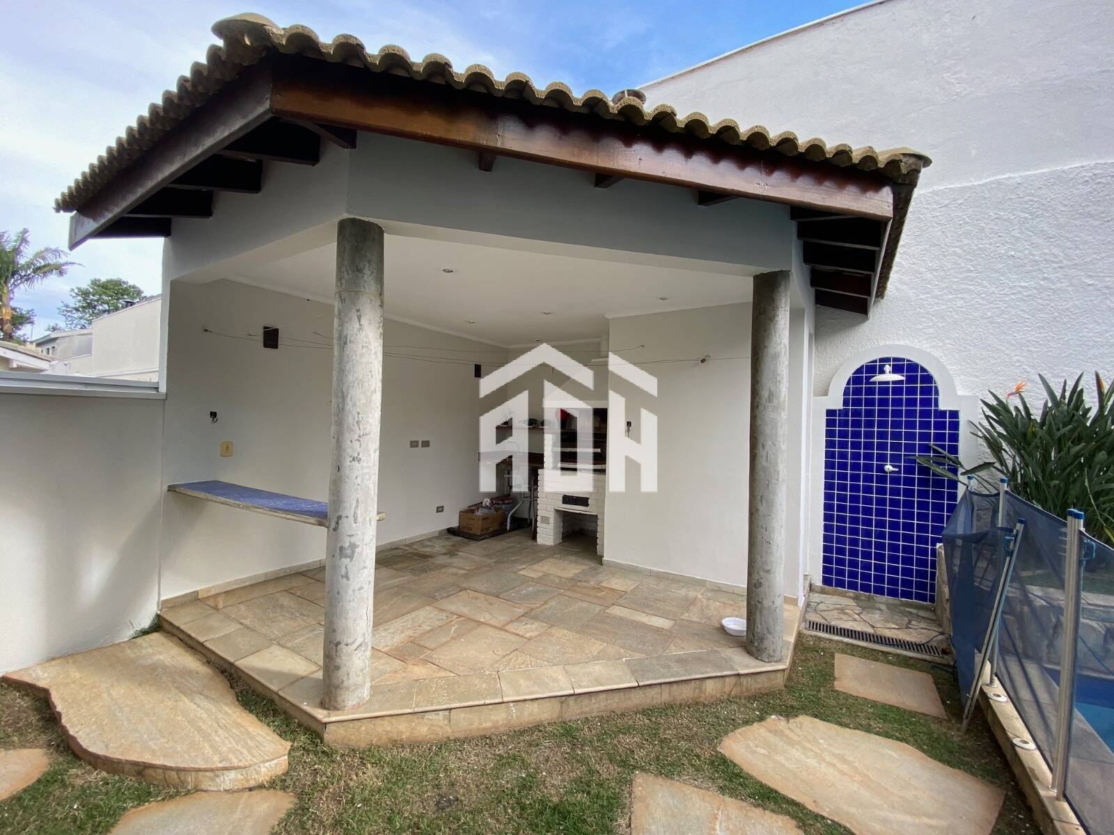 Casa à venda com 3 quartos, 333m² - Foto 4