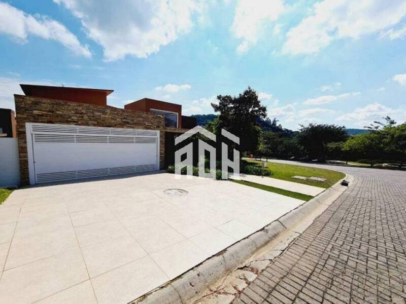 Casa à venda e aluguel com 5 quartos, 737m² - Foto 1