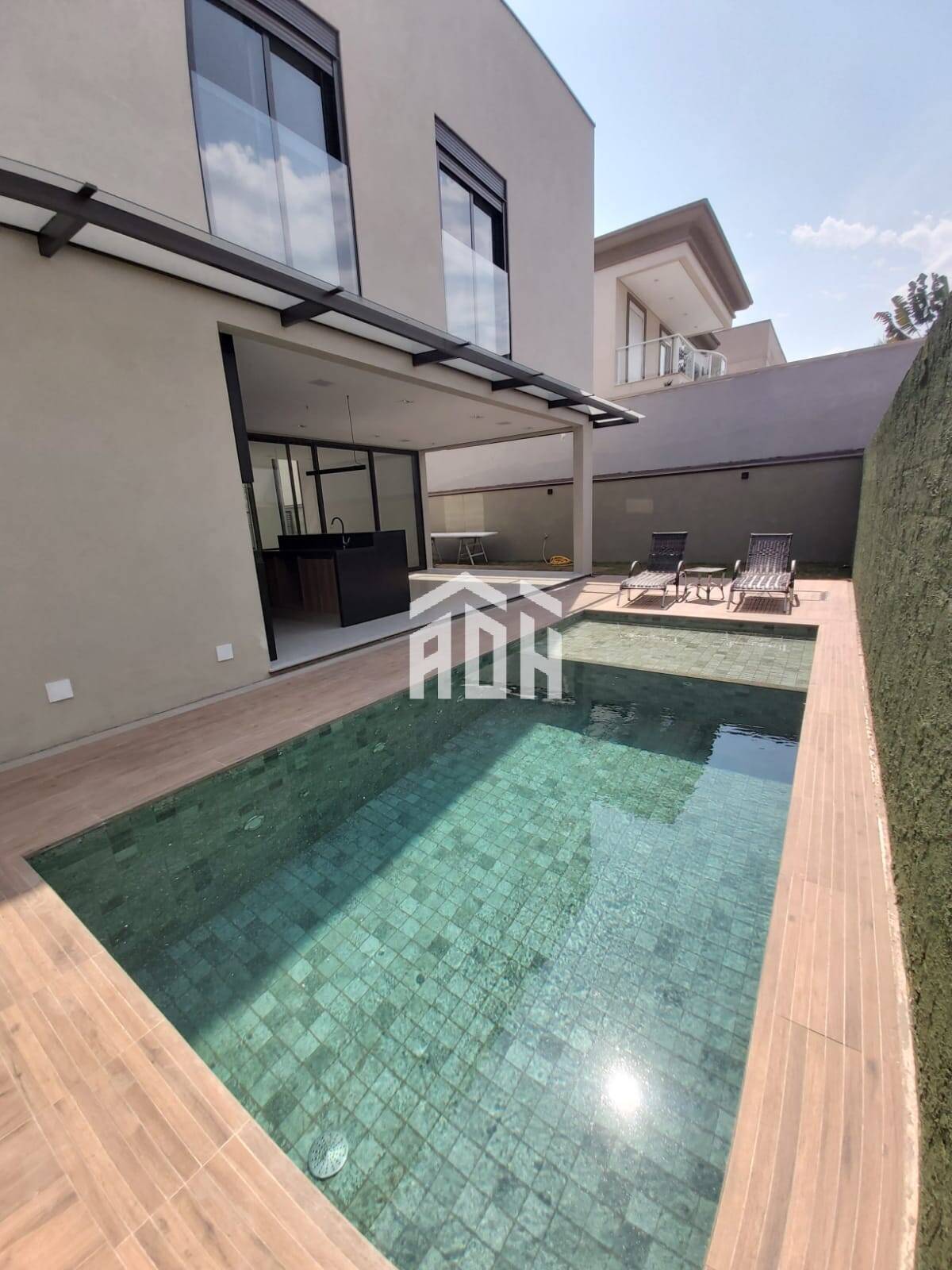 Casa à venda com 4 quartos, 349m² - Foto 2