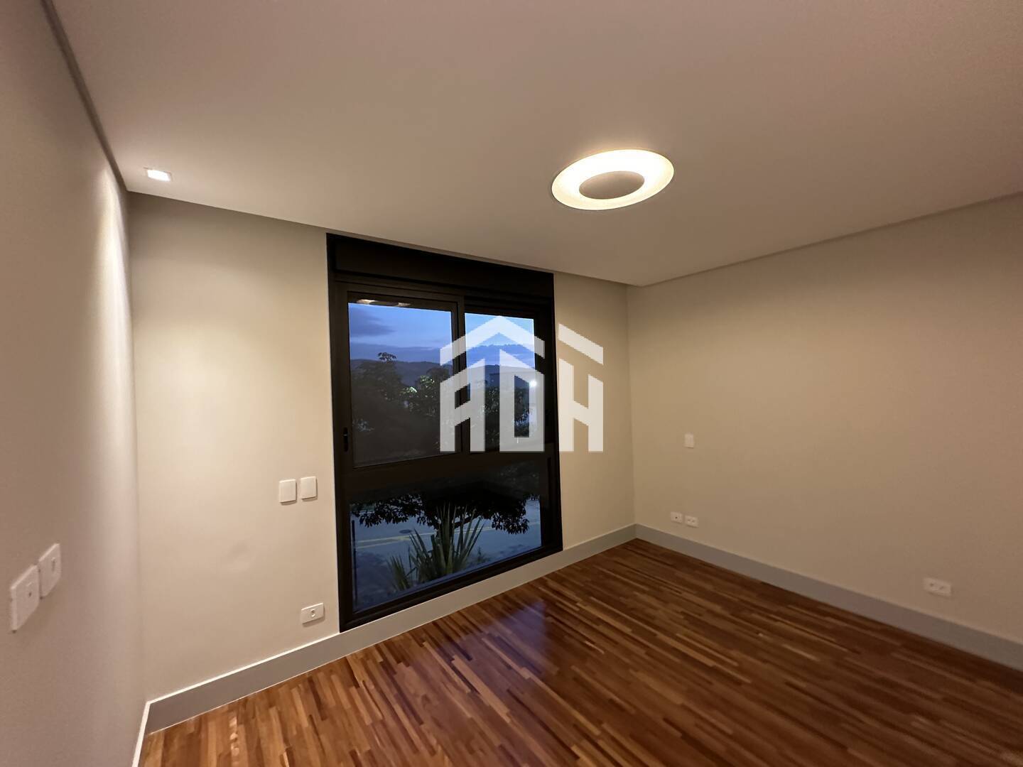 Casa à venda com 4 quartos, 500m² - Foto 4