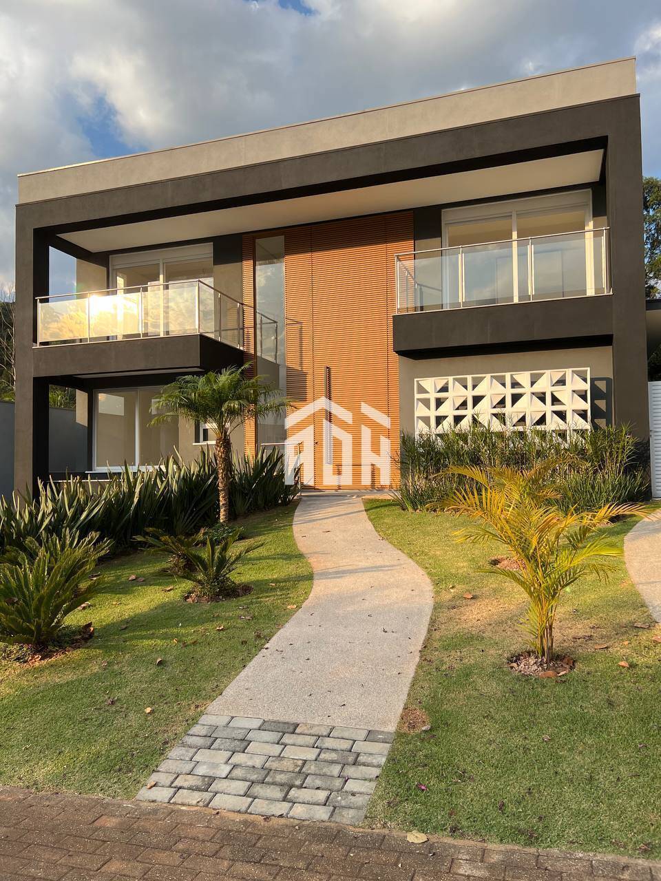 Casa à venda e aluguel com 4 quartos, 520m² - Foto 1