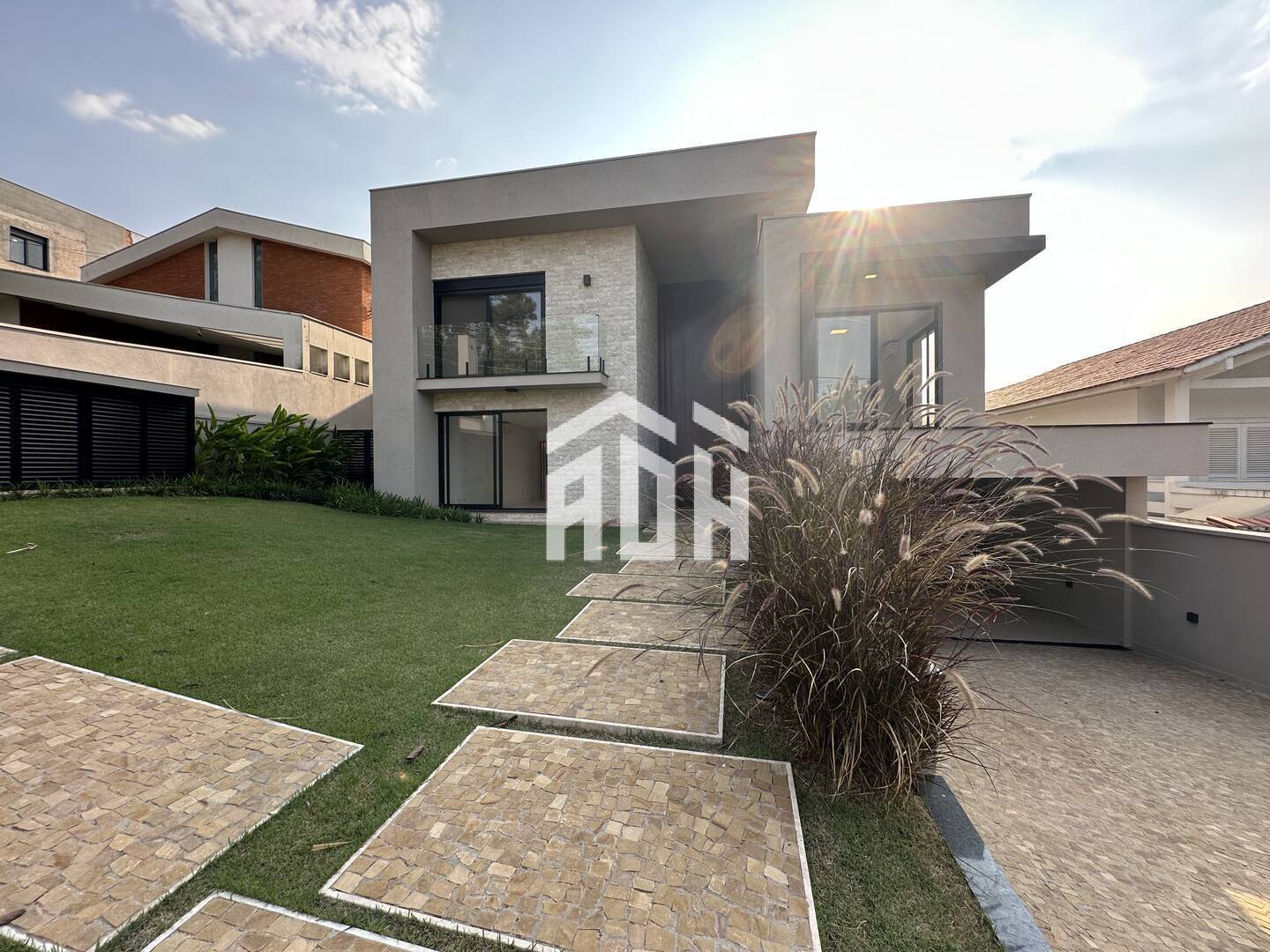 Casa à venda com 4 quartos, 640m² - Foto 1