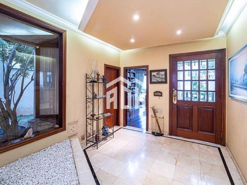 Casa à venda e aluguel com 4 quartos, 650m² - Foto 2