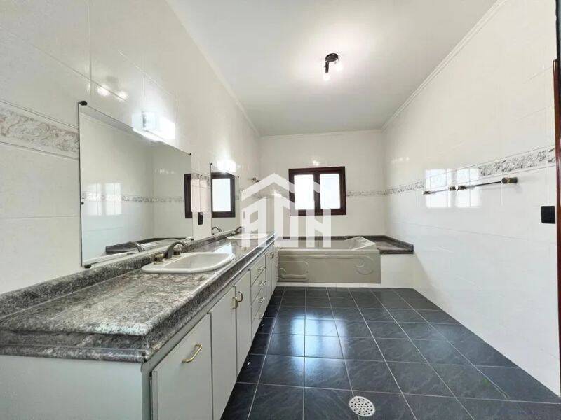 Casa para alugar com 4 quartos, 600m² - Foto 9